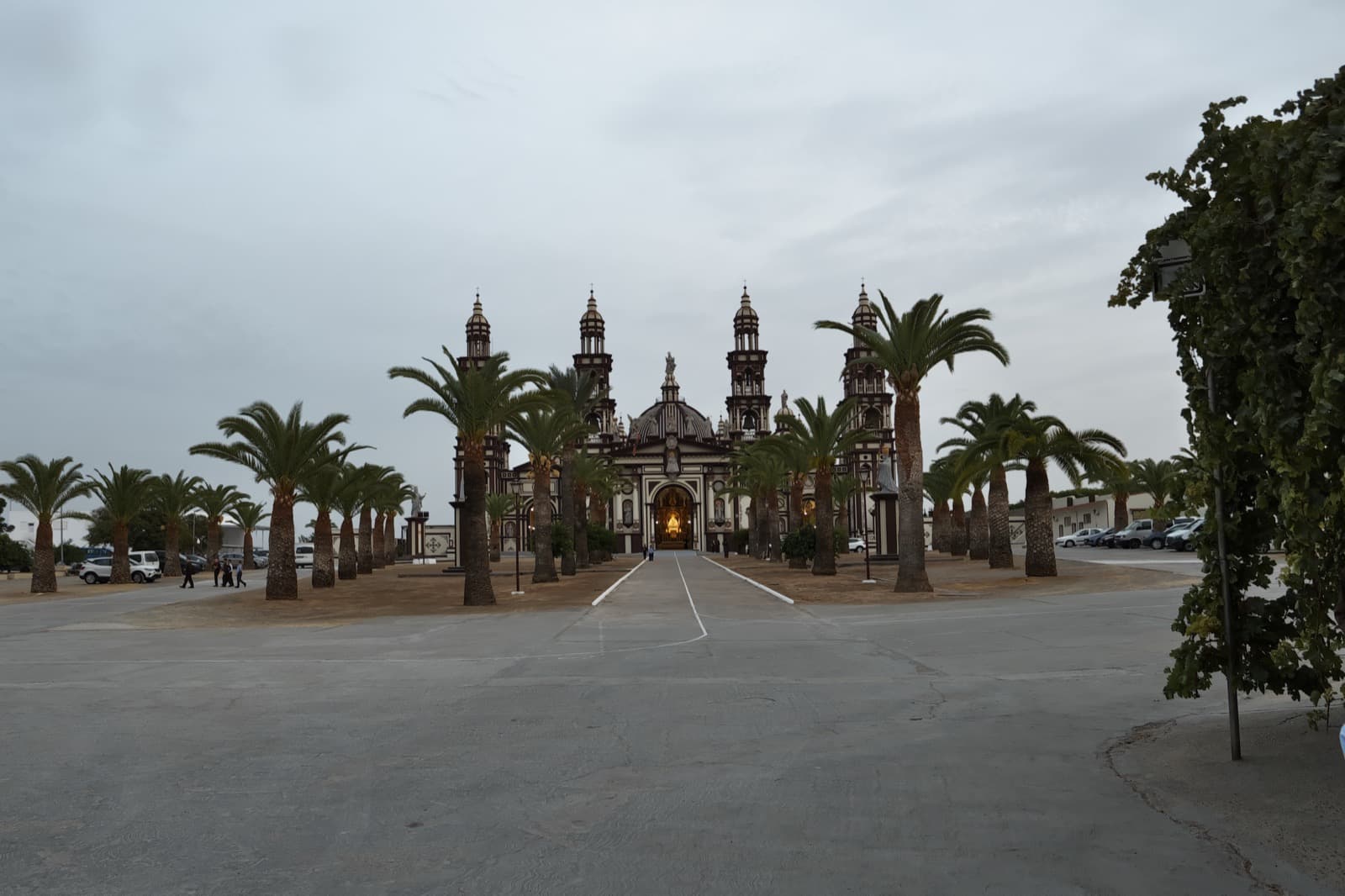Façade principale de la basilique-cathédrale Notre-Dame Couronnée du Palmar à El Palmar de Troya