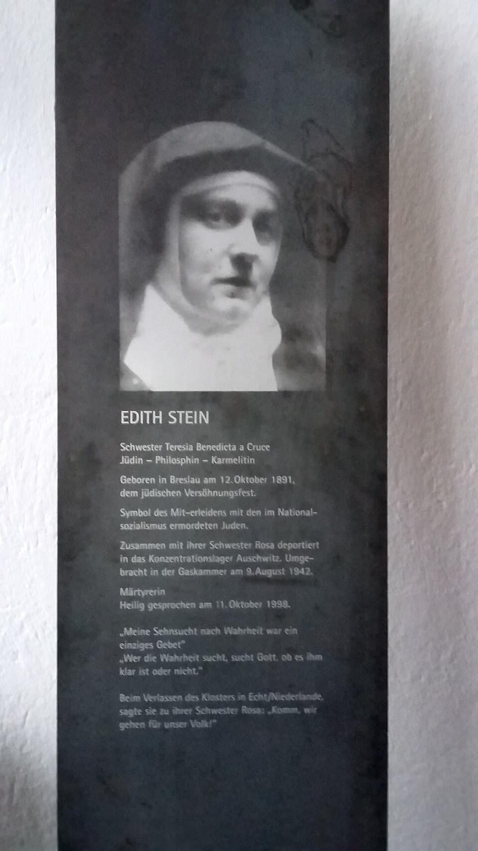 Sainte Edith Stein, photographie de profil avant son entrée au Carmel