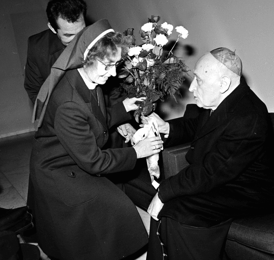Le cardinal József Mindszenty recevant un bouquet de fleurs en 1974, Vienne
