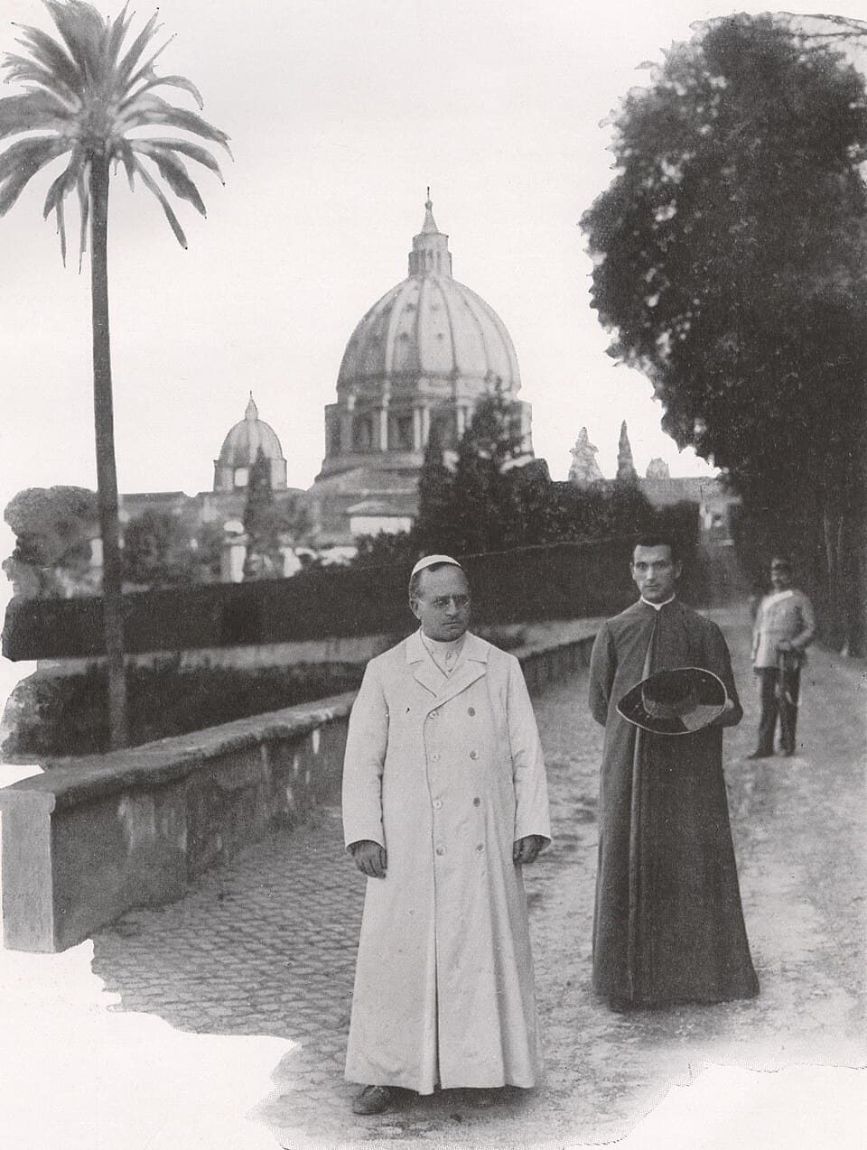 Le pape Pie XI dans les jardins du Vatican, fin des années 1920
