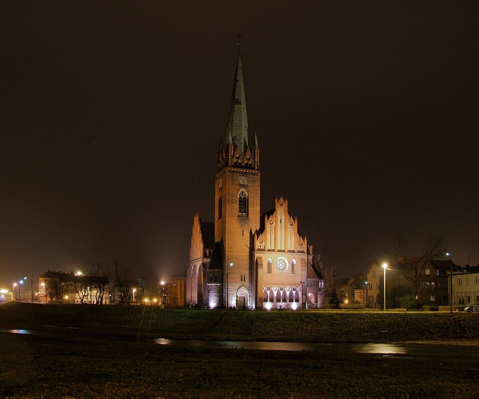 La chiesa di Sant'Giacinto a Legnica illuminata di notte, divenuta santuario eucaristico di pellegrinaggio