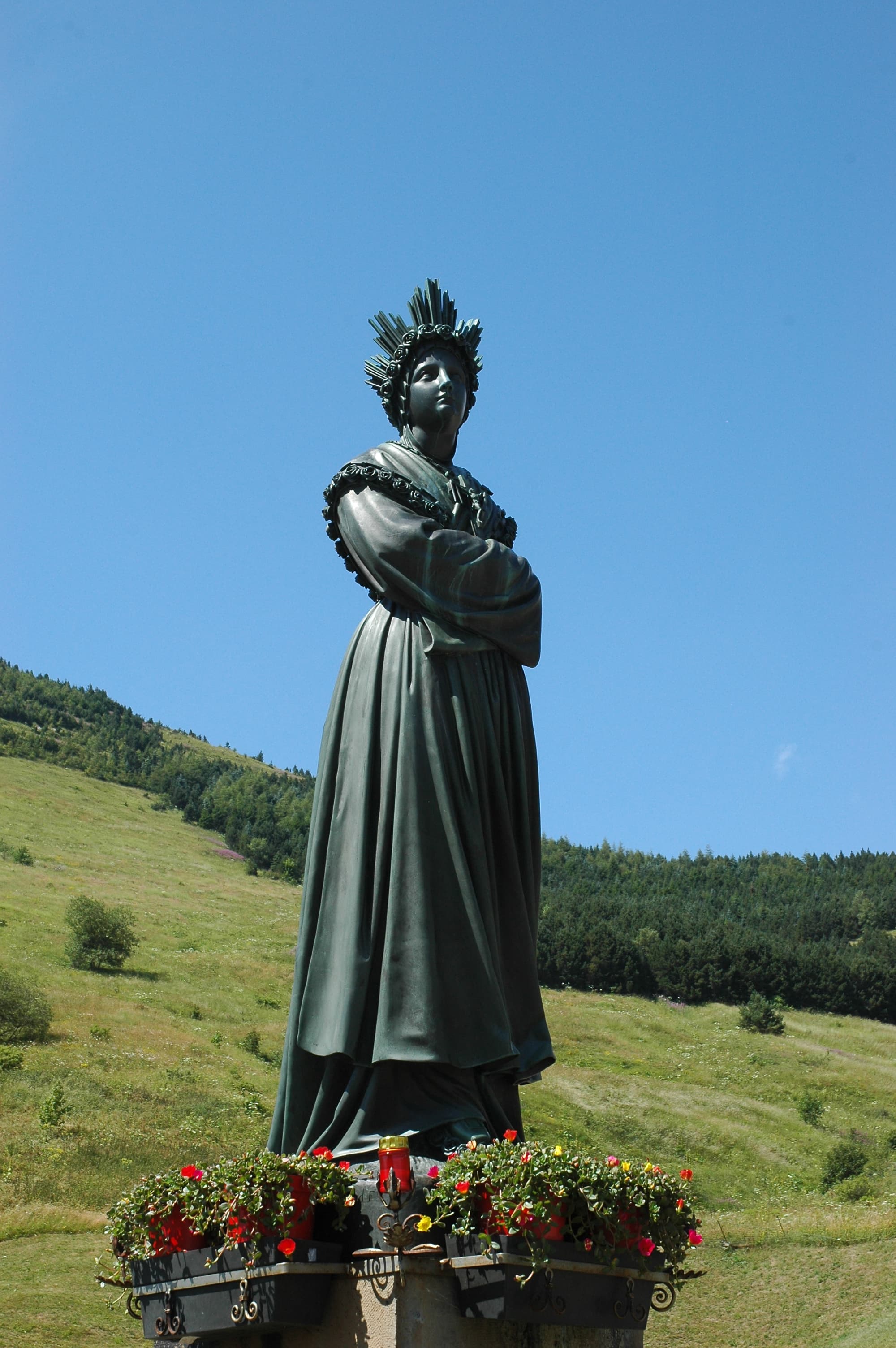 Statue de Notre-Dame de La Salette au sanctuaire de La Salette