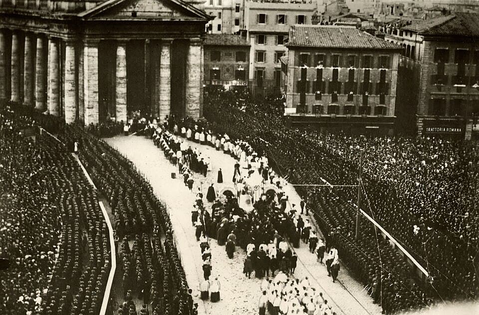 Le pape sort du Vatican et apparaît sur la place Saint-Pierre — première fois depuis 1870