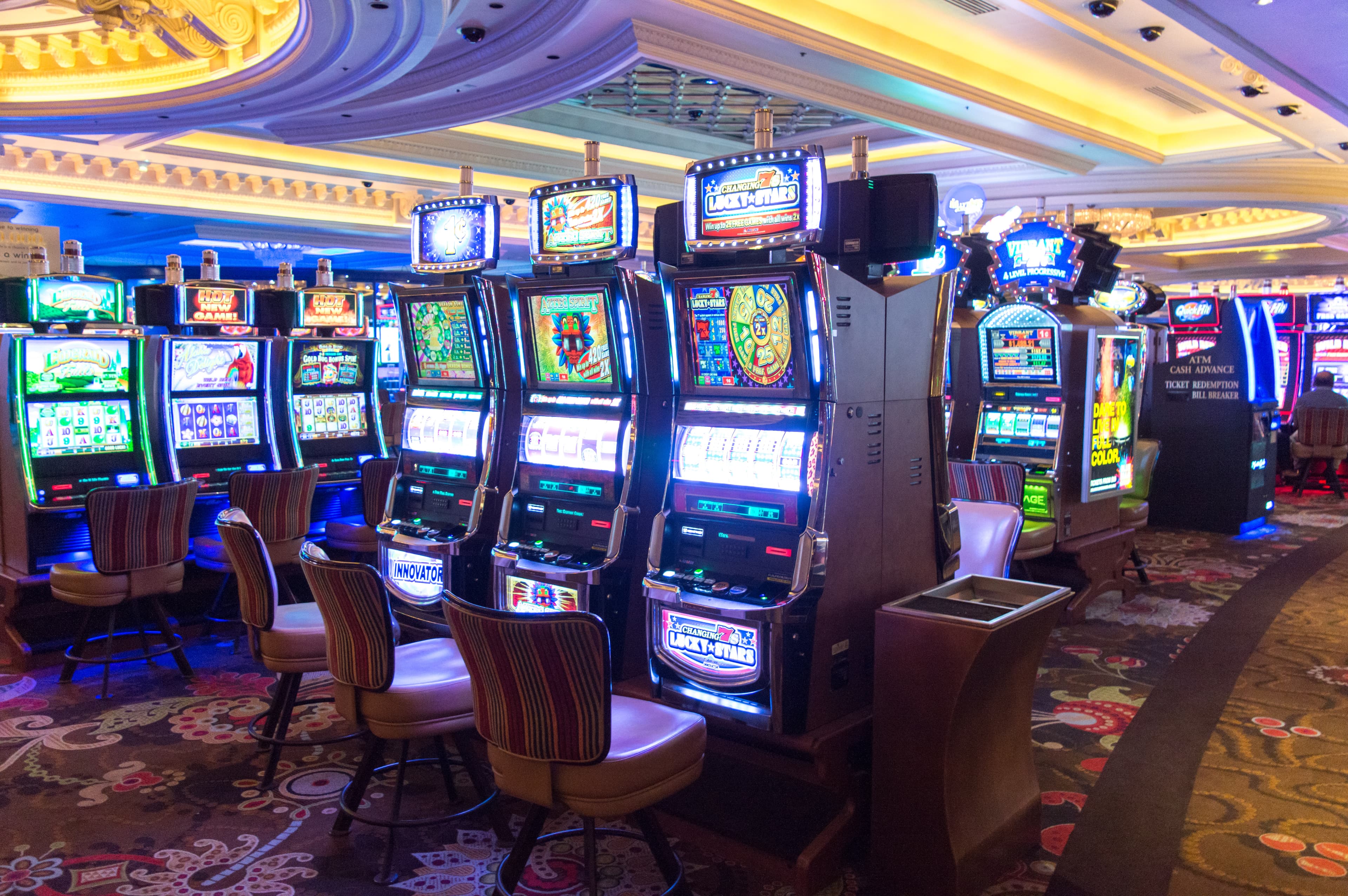 File di slot machine in un casinò di Las Vegas