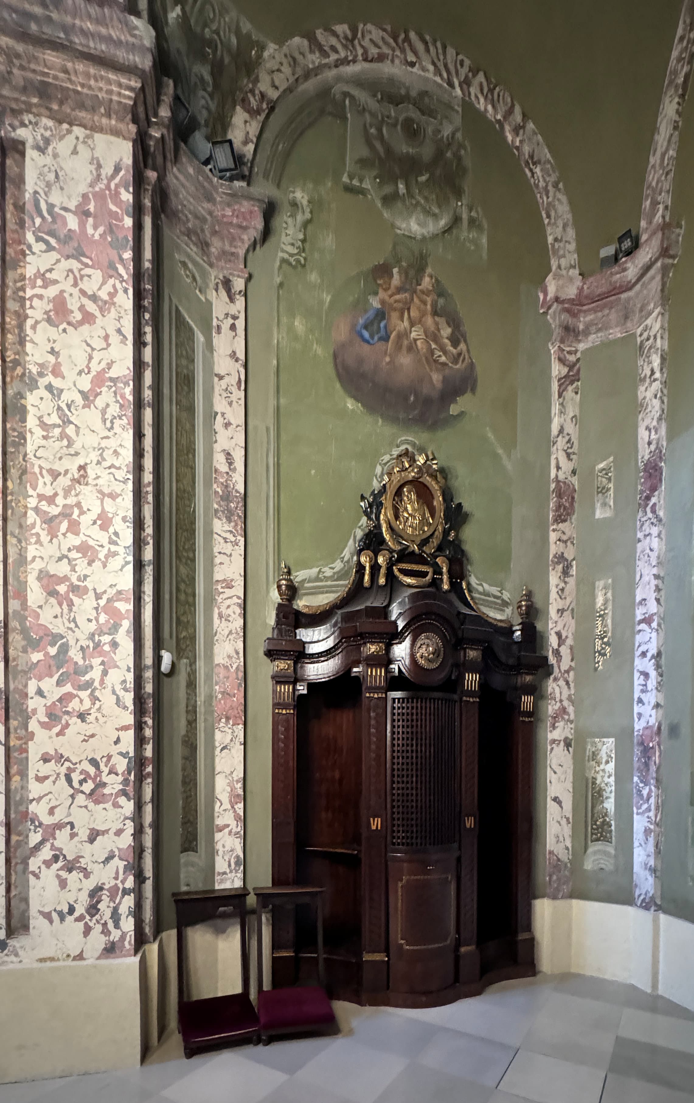 Un confessionale in legno nella chiesa universitaria di Budapest