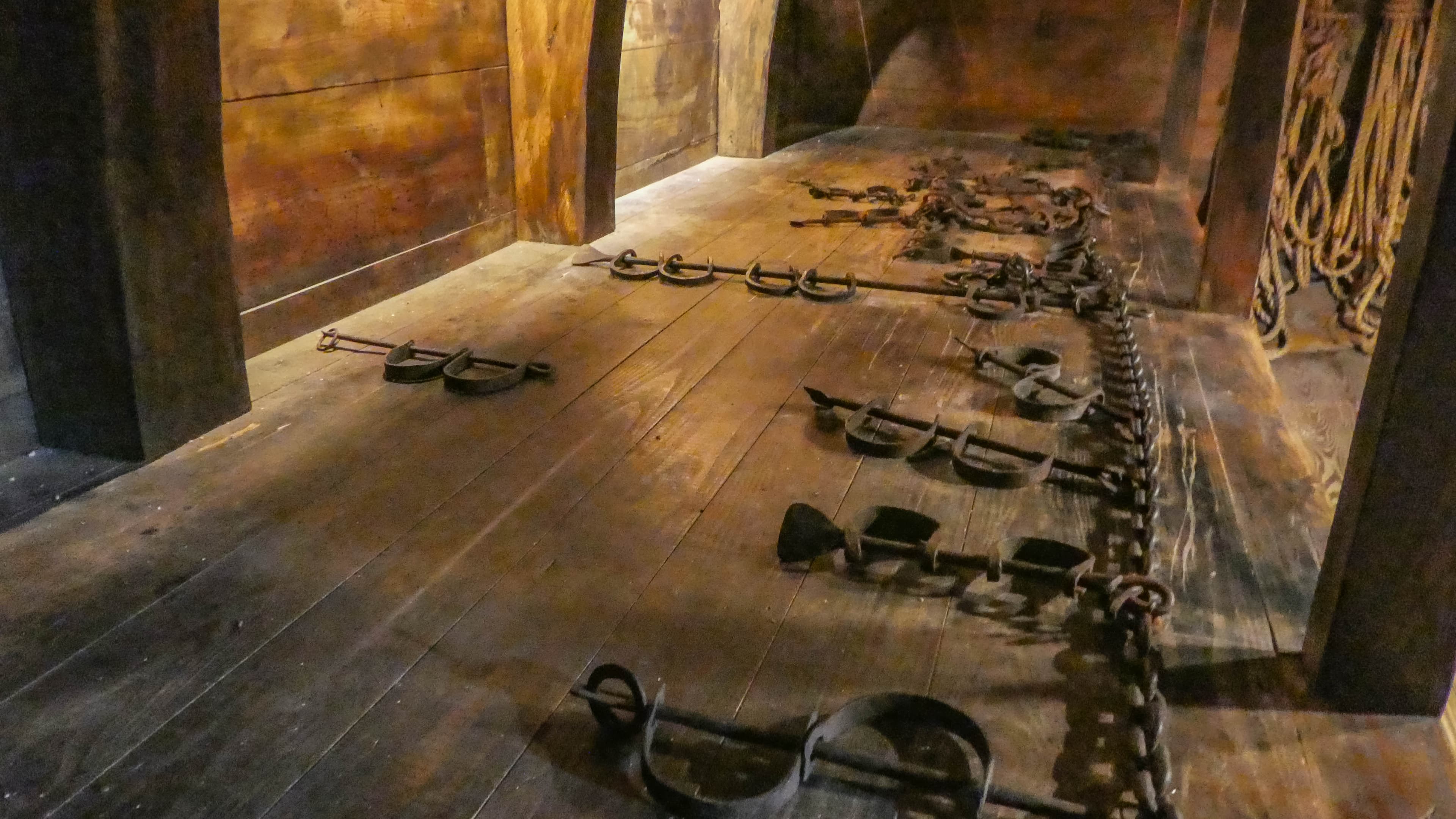 Ceppi di ferro da schiavi in un museo