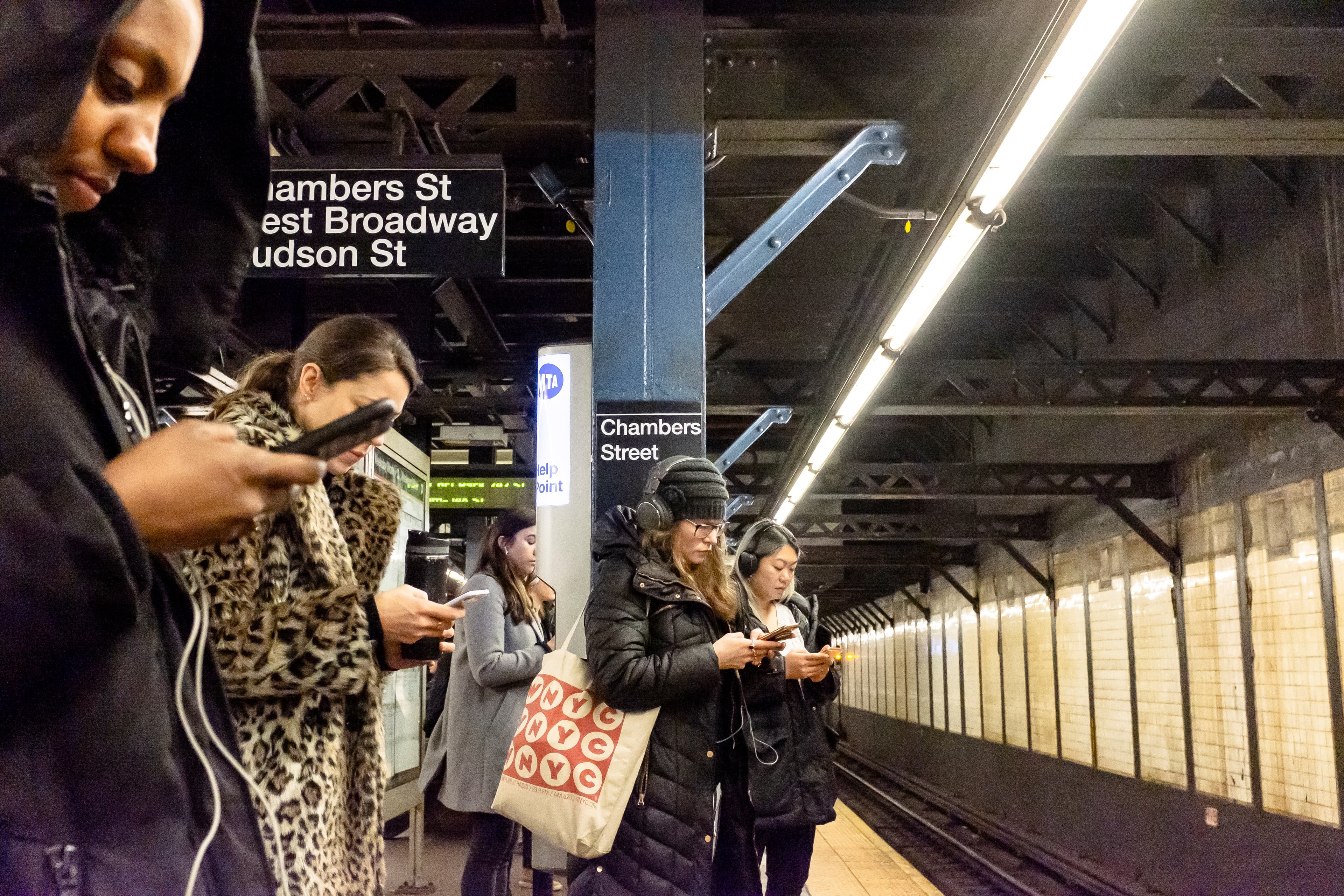 Pendolari assorti nei loro smartphone nella metropolitana di New York