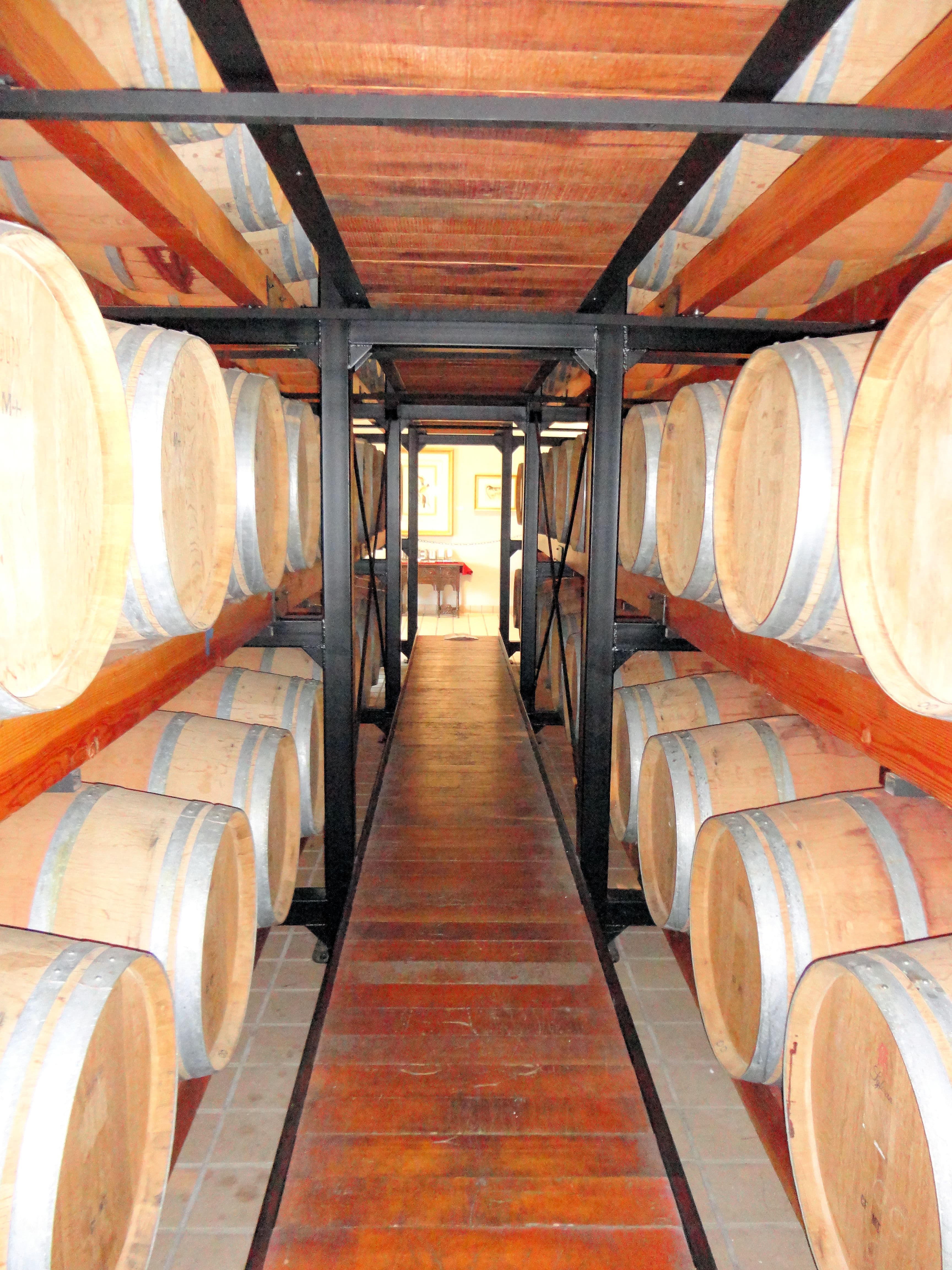 Botti di rovere in una cantina in California