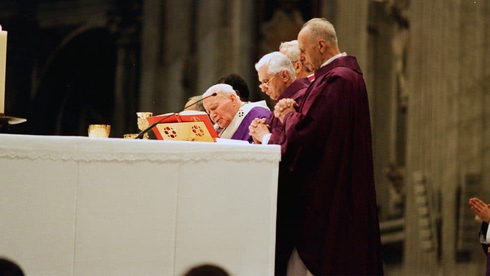 Der heilige Johannes Paul II. während des Tages der Vergebung des Jahres 2000