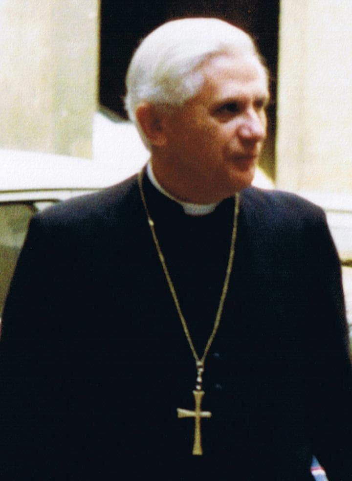 Le cardinal Joseph Ratzinger photographié à Rome en octobre 1988