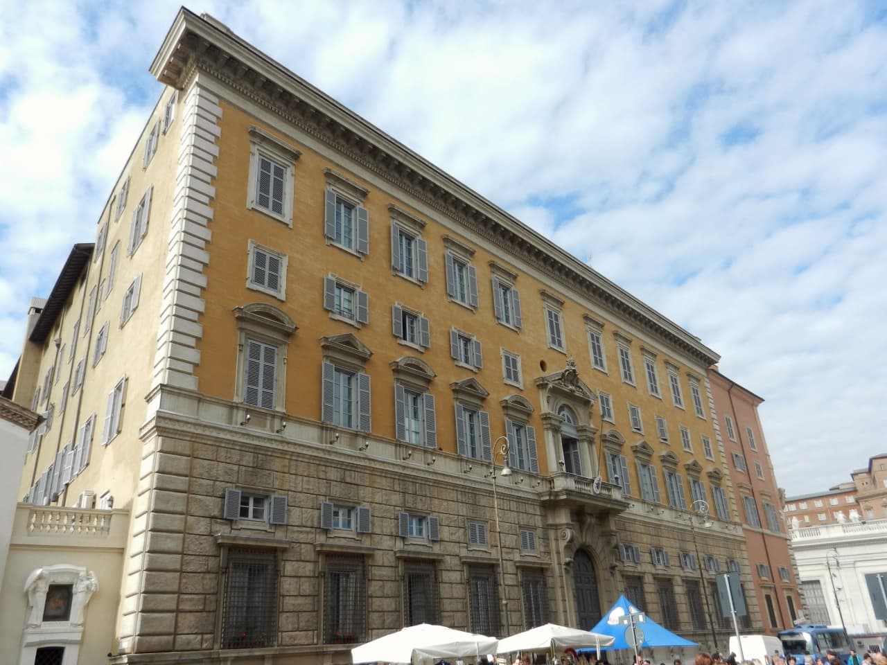 Façade du palais du Saint-Office à Rome