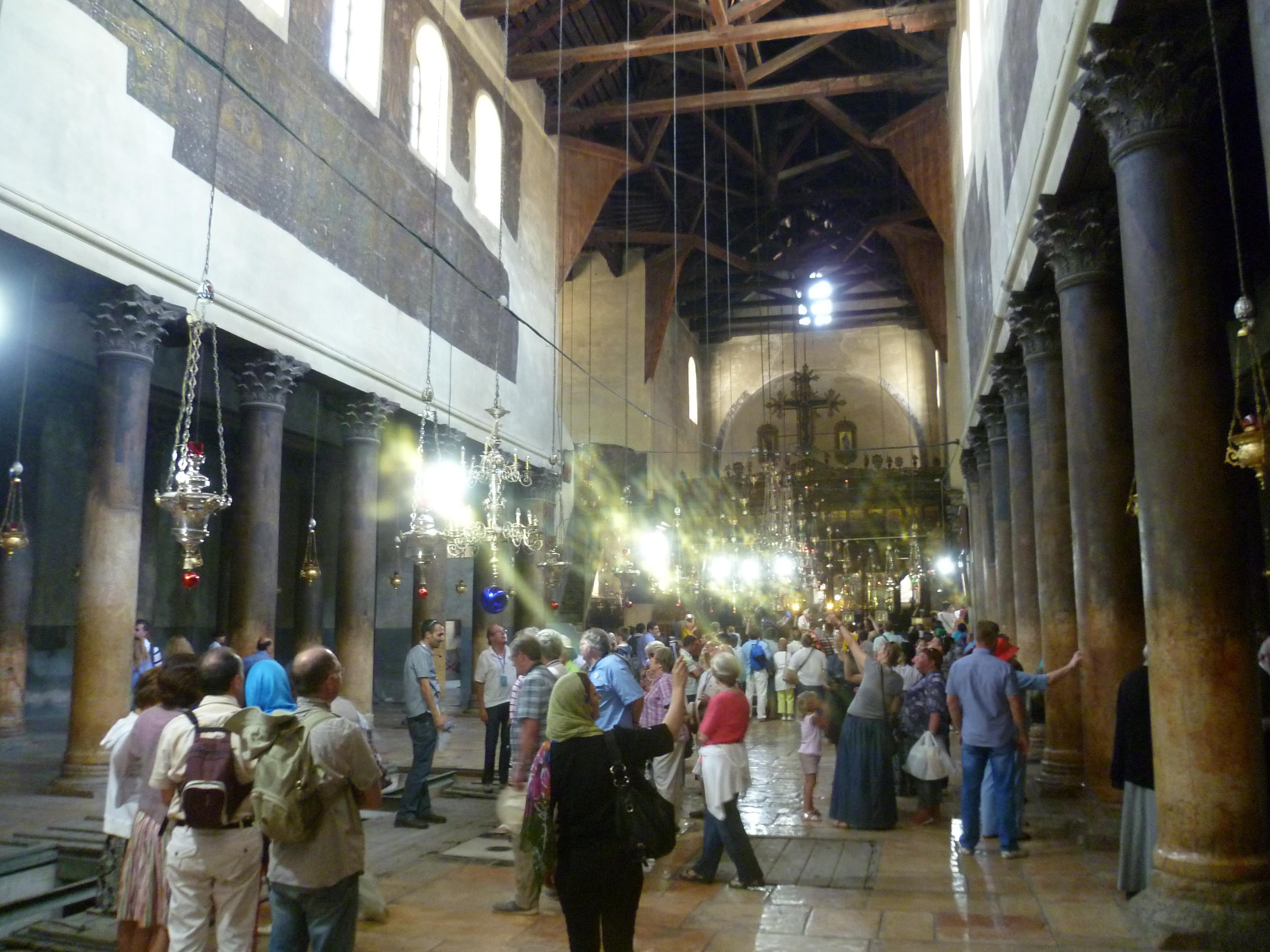 A nave da basílica da Natividade em Belém