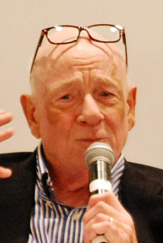 Raymond Moody Jr. (né en 1944), médecin et philosophe américain qui a fondé le champ scientifique des expériences de mort imminente avec son livre Life After Life (1975)