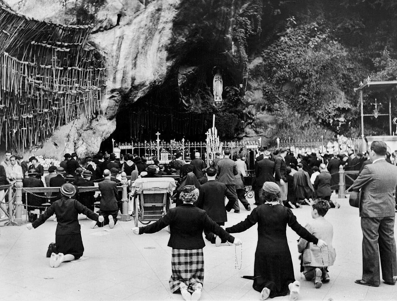 Guérison miraculeuse — pèlerins en prière à Lourdes