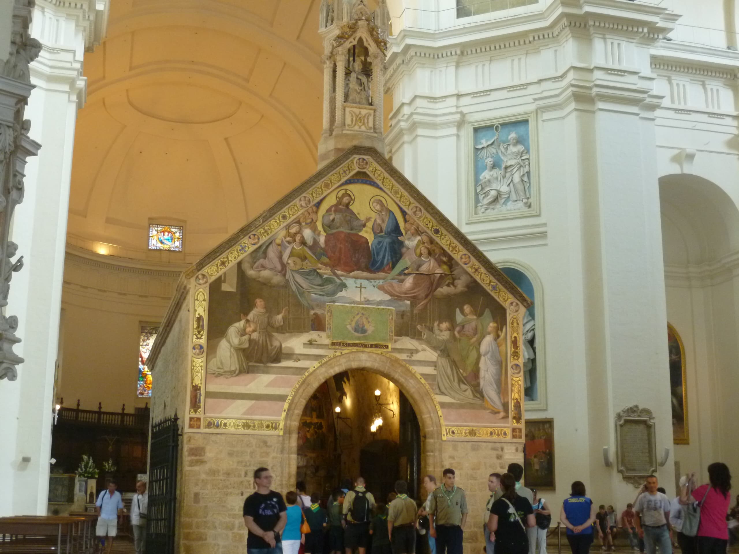 La capilla de la Porciúncula dentro de la basílica de Santa María de los Ángeles, en Asís