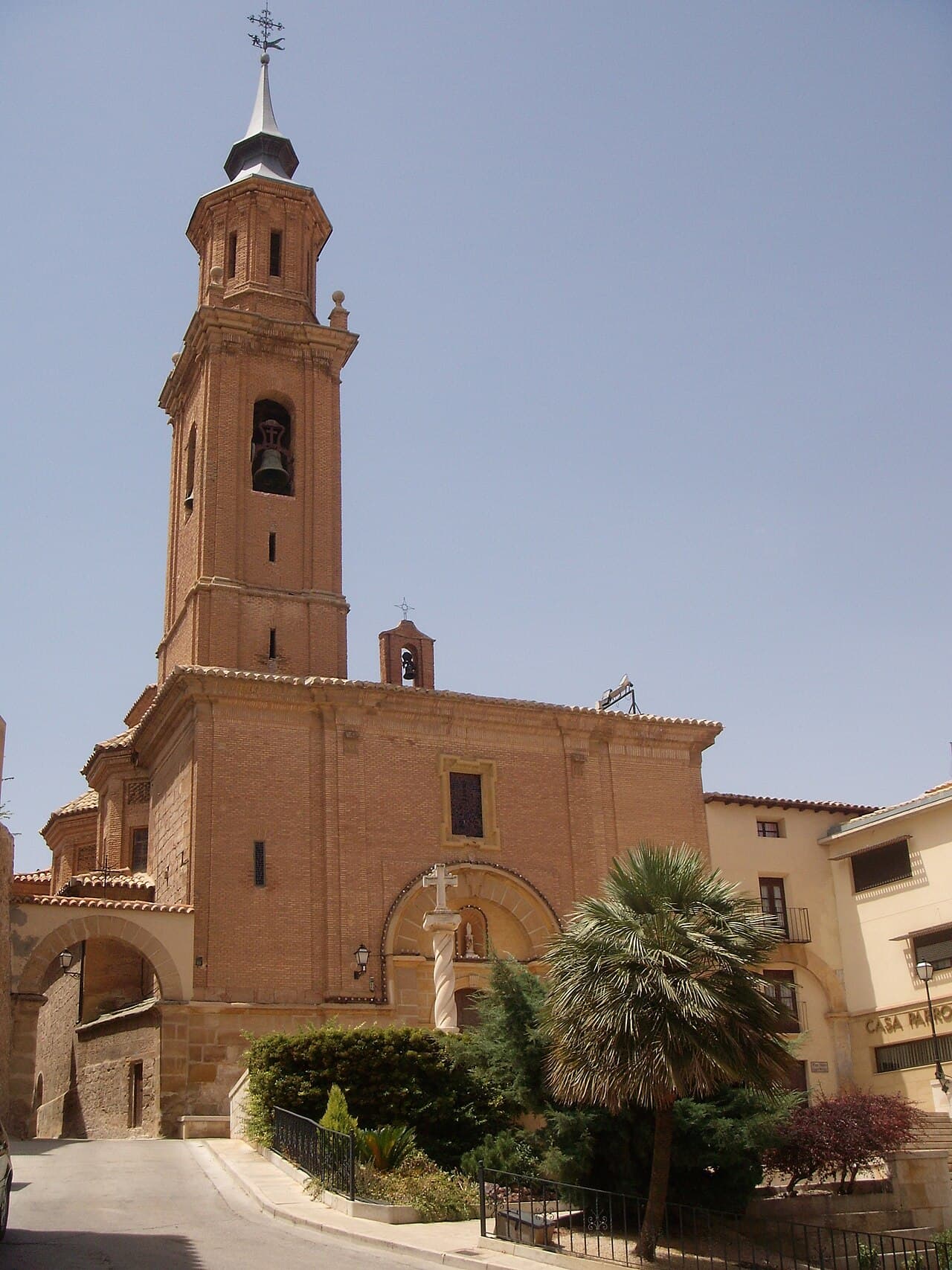 Place du Pilar à Calanda avec le temple et la maison-musée Miguel Pellicer