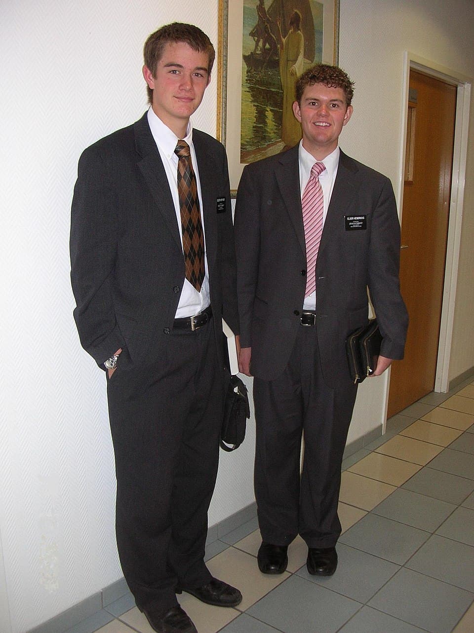 Zwei mormonische Missionare in weißem Hemd und Krawatte