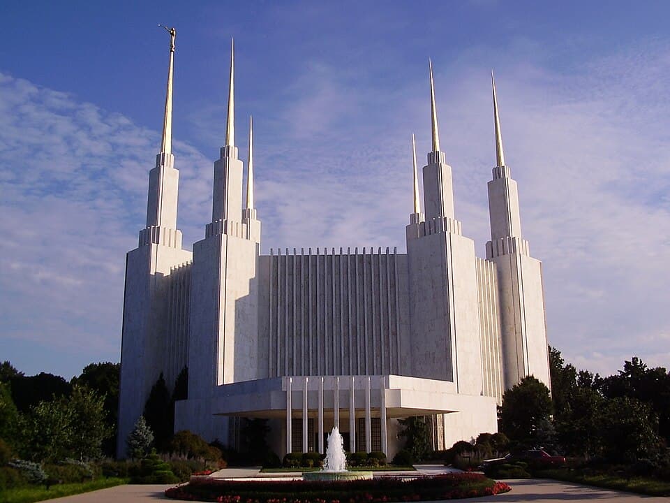Mormonentempel von Washington D.C., weißes Gebäude mit schlanken Türmen