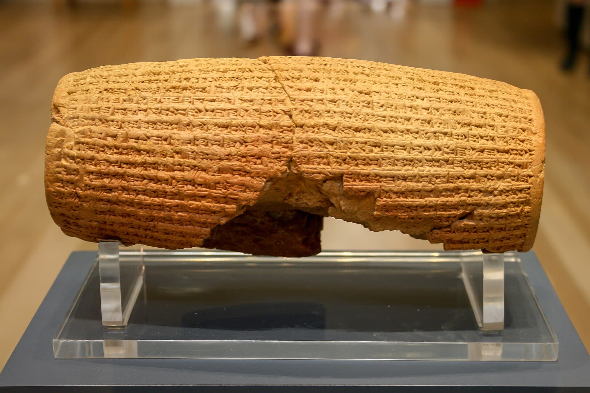 O Cilindro de Ciro, cilindro de argila com inscrição cuneiforme, Museu Britânico