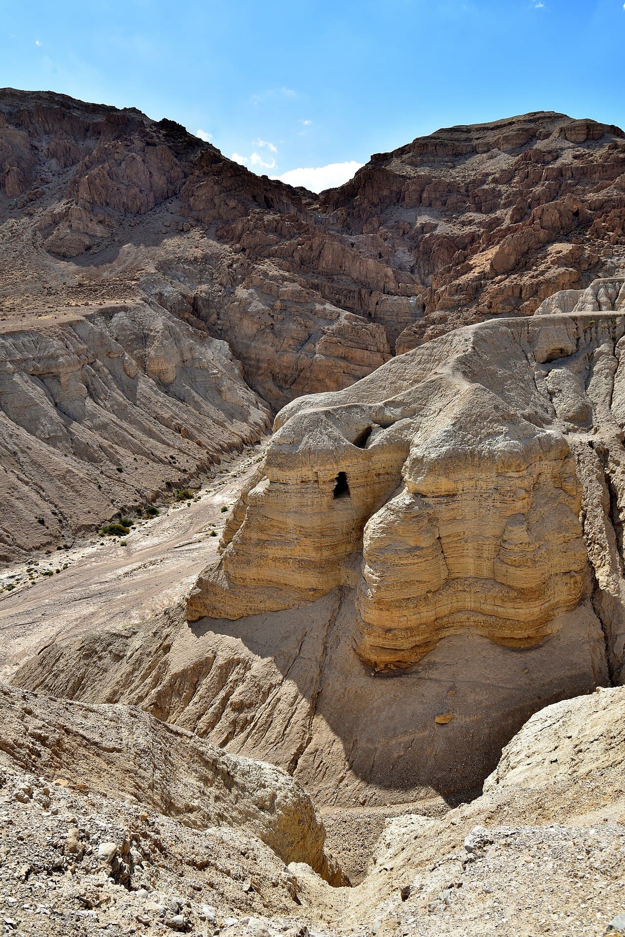 Entrada da gruta 4Q de Qumrã, de onde saíram centenas de manuscritos