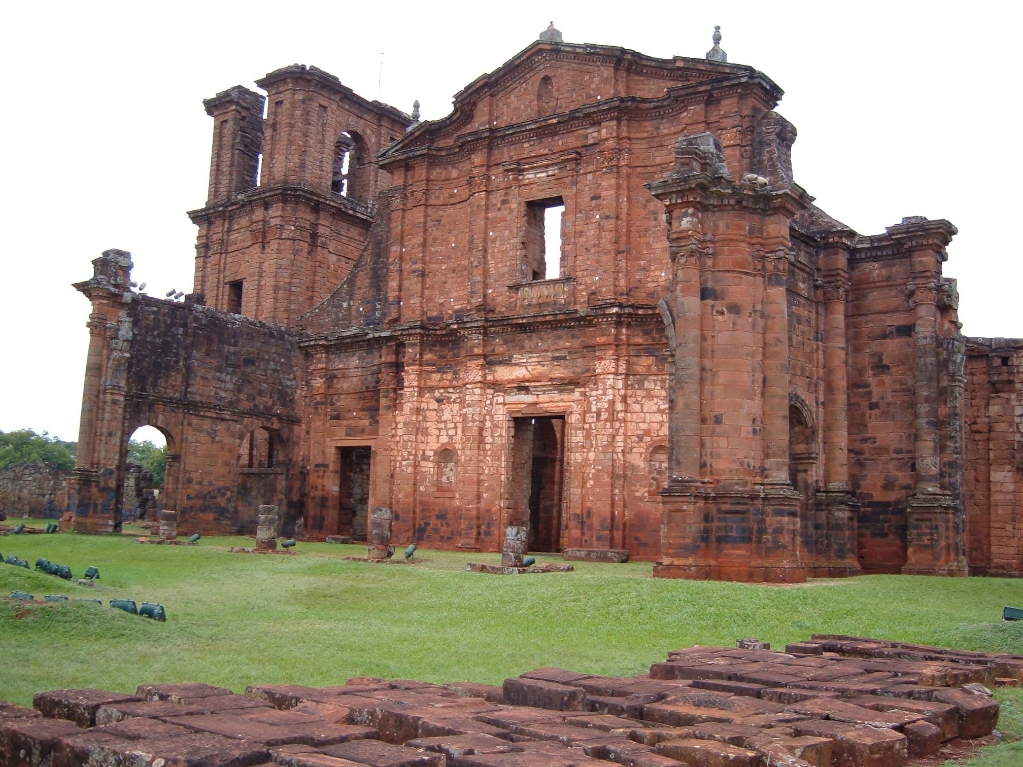 Façade monumentale en ruine de l'église de São Miguel das Missões