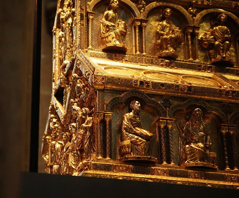 Detalhe das figuras e arcadas da arca dos Reis Magos