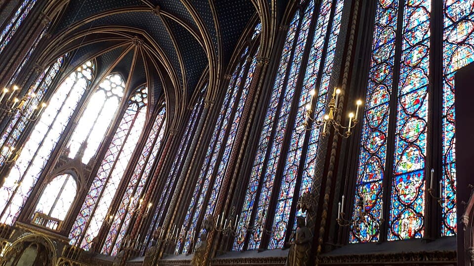 Vitraux e abóbadas da capela alta da Sainte-Chapelle de Paris