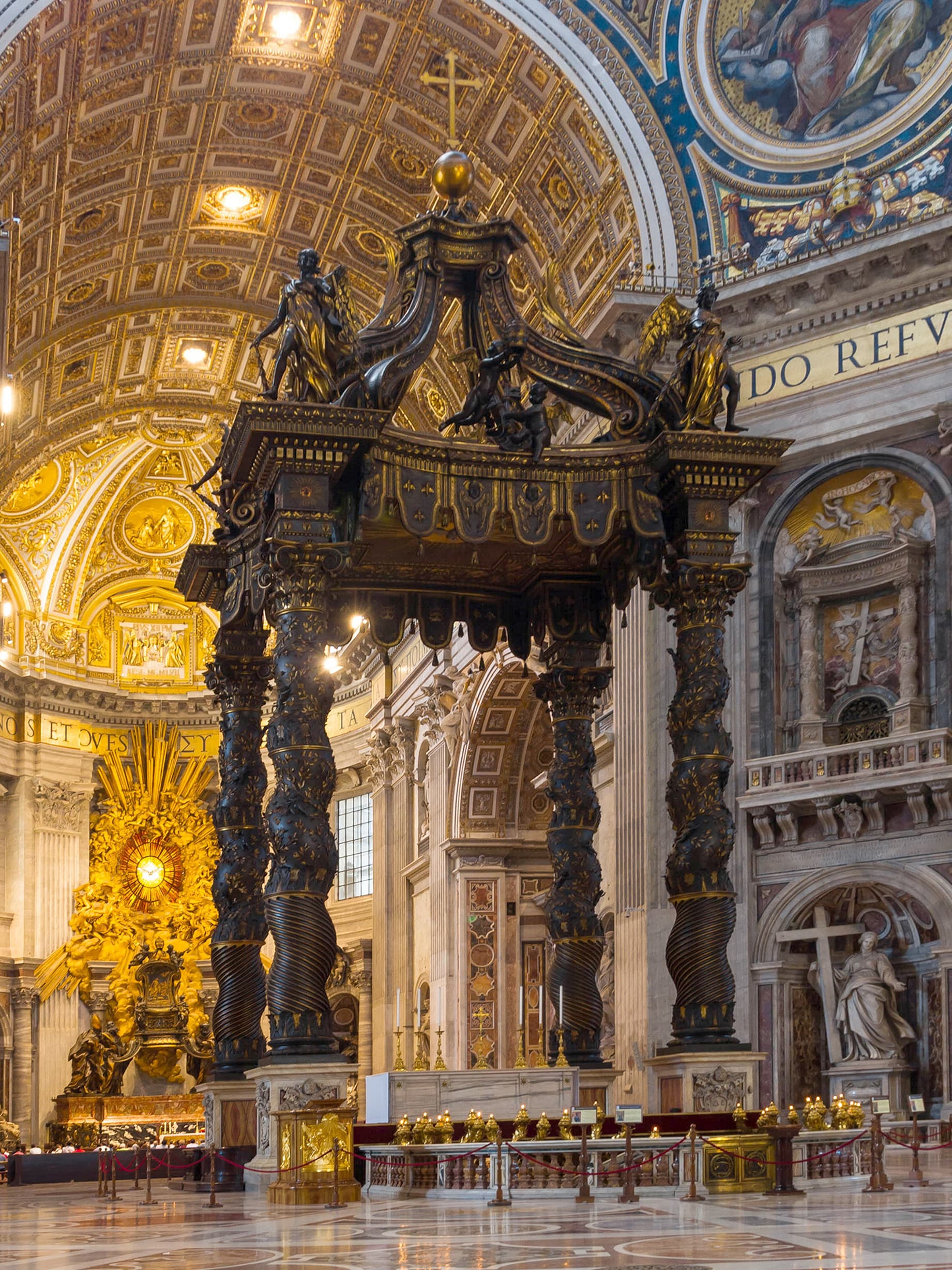 O baldaquino de Bernini sobre o altar papal de São Pedro