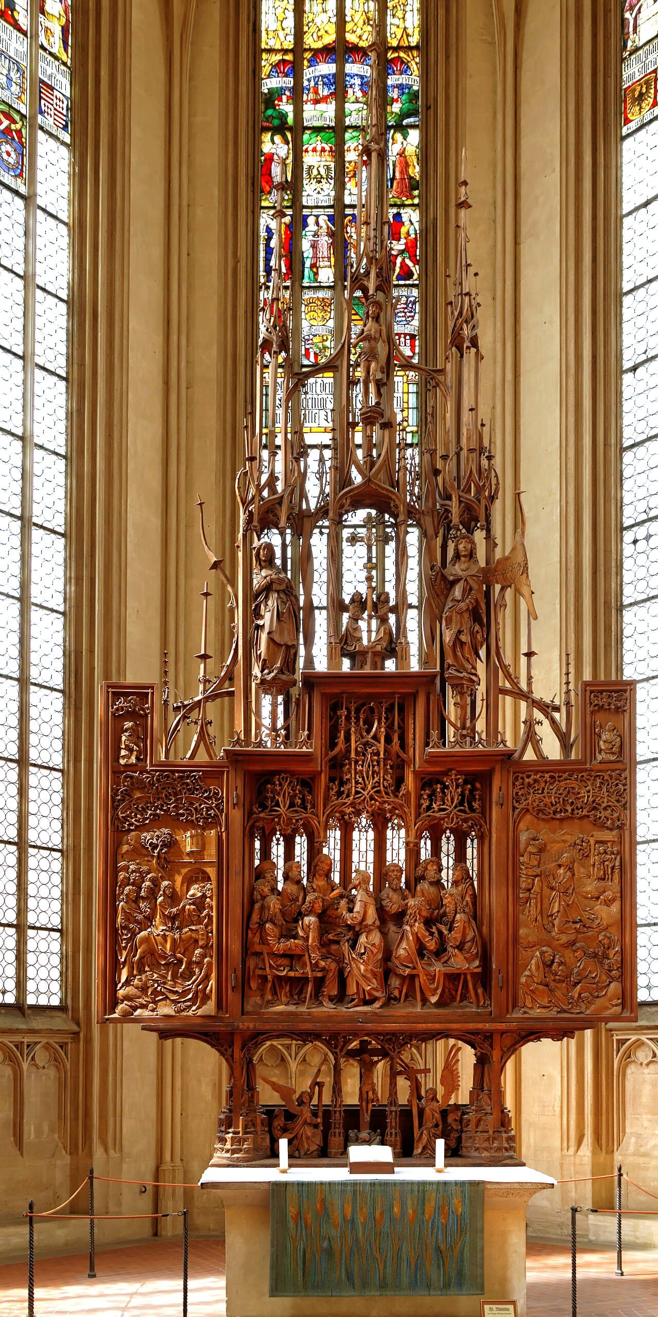 Der Heilig-Blut-Altar hinter dem Altartisch in Rothenburg