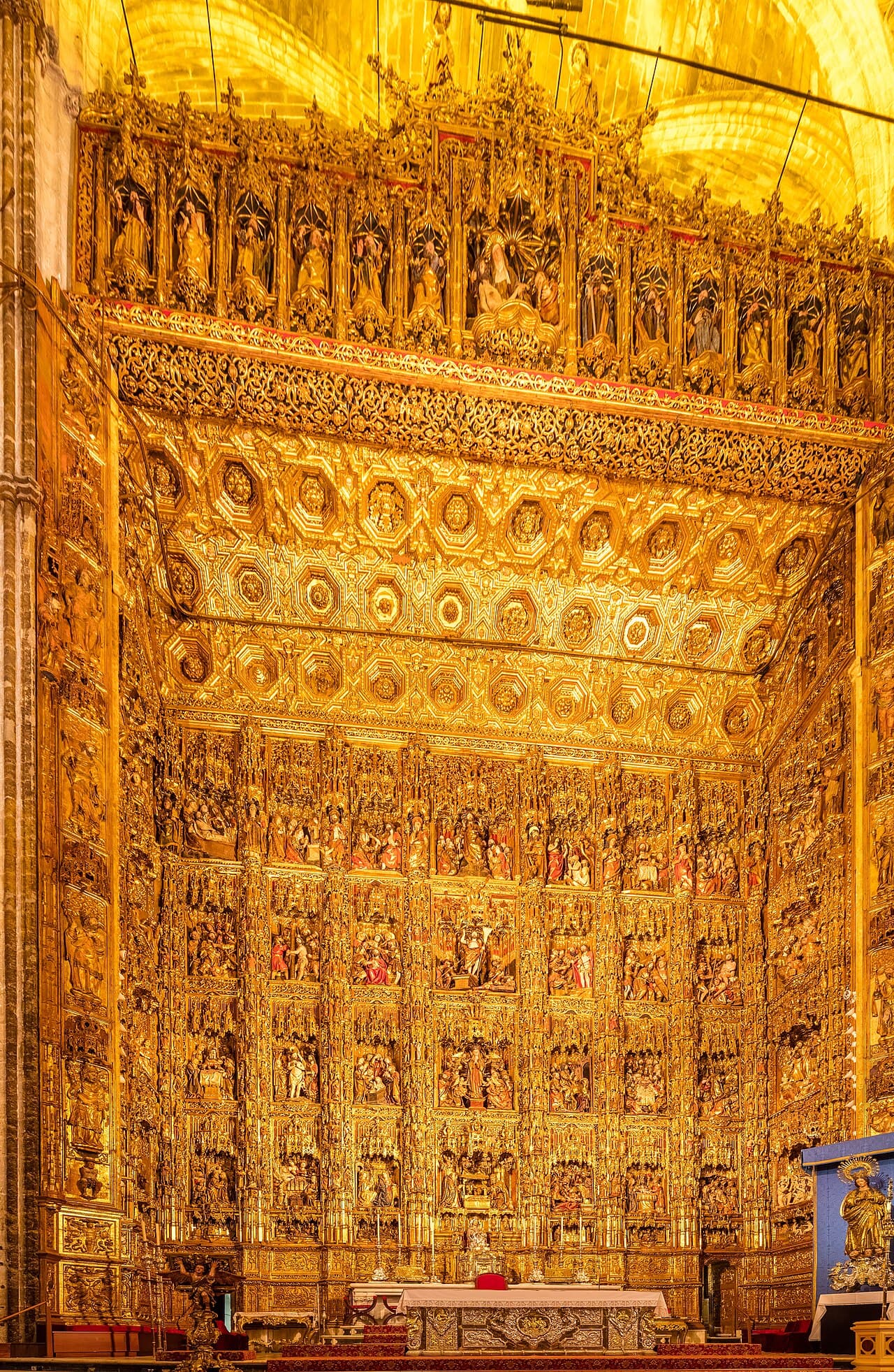 Der monumentale vergoldete Retablo mayor von Sevilla