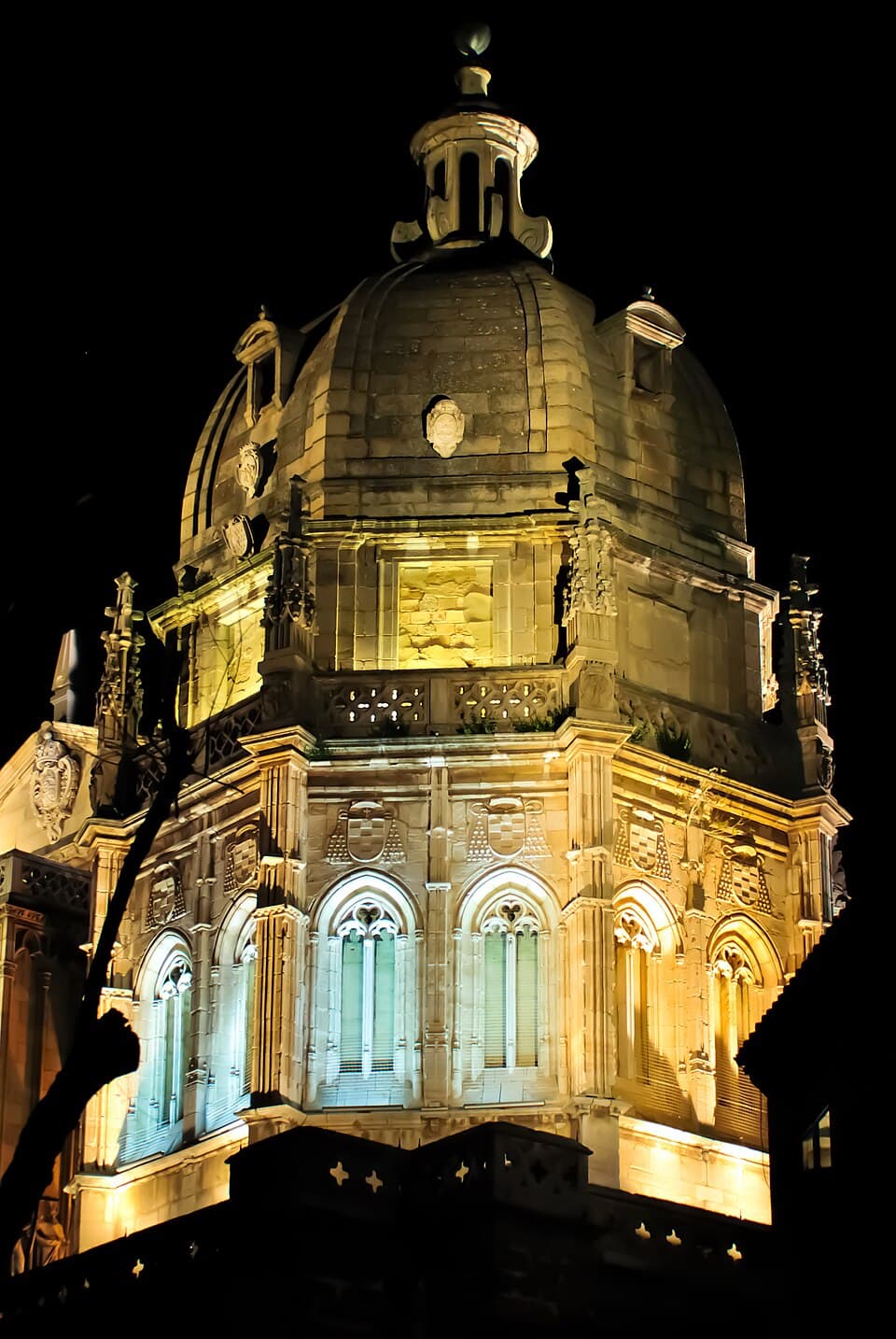 Vue intérieure de la Capilla Mozárabe (Capilla del Corpus Christi) dans la cathédrale de Tolède