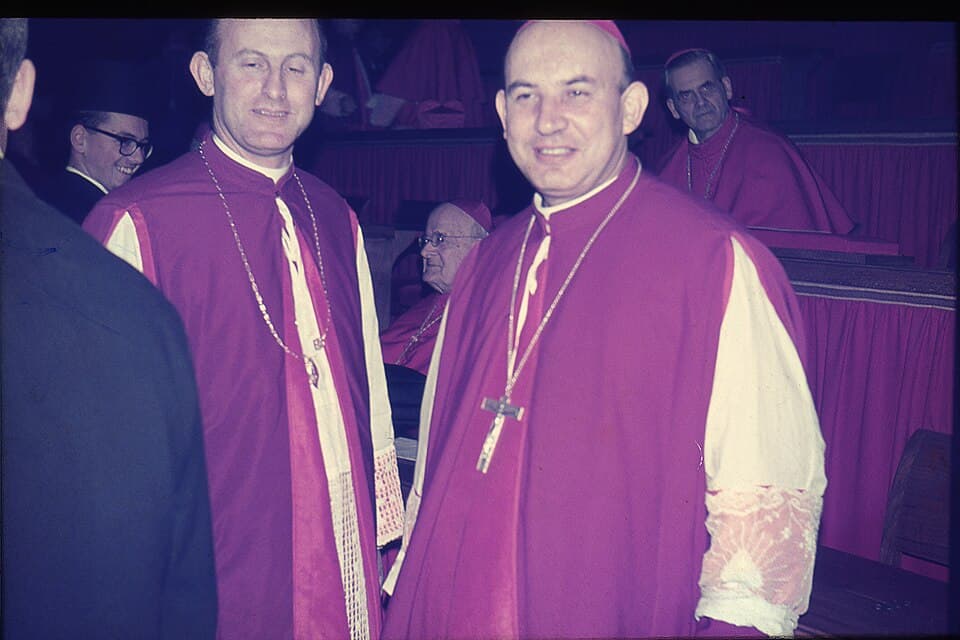 Concile œcuménique Vatican II : assemblée des Pères conciliaires dans la basilique Saint-Pierre de Rome