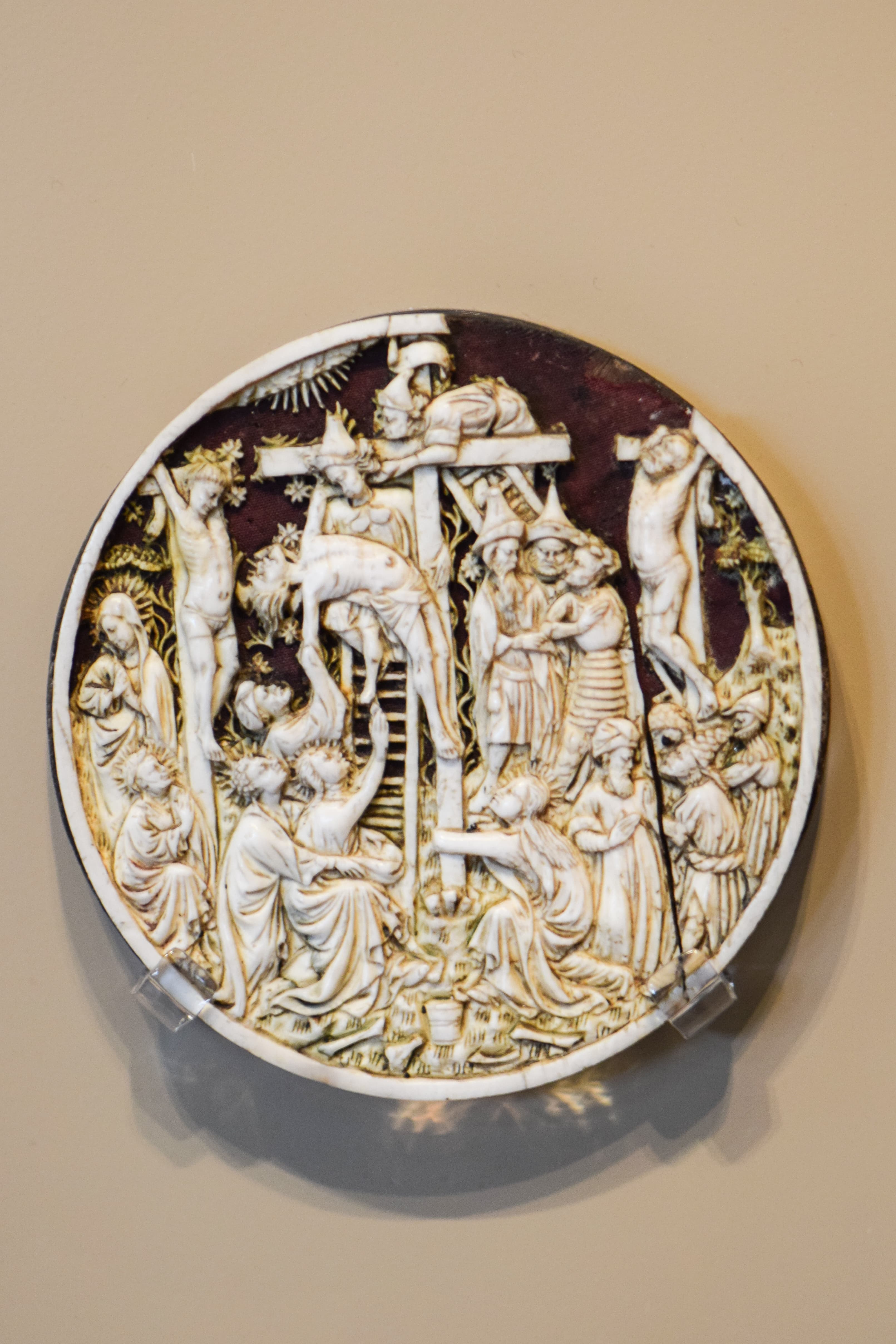 Scène de la Crucifixion sculptée dans l'ivoire, British Museum