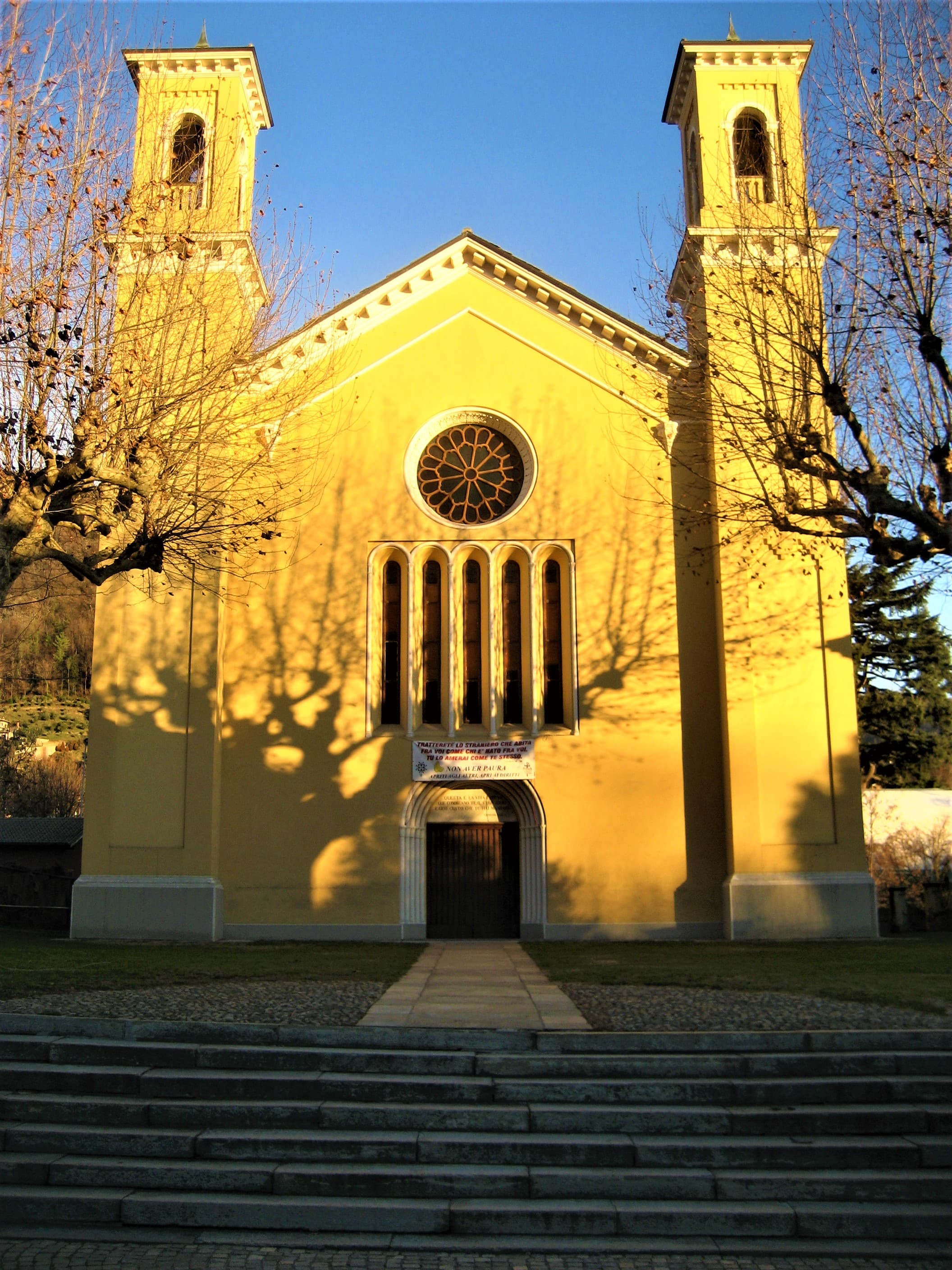 Façade du temple vaudois de Torre Pellice, photographiée en 2011