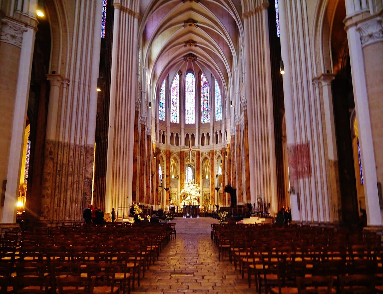 Das Kirchenschiff und die Obergadenfenster der Kathedrale von Chartres