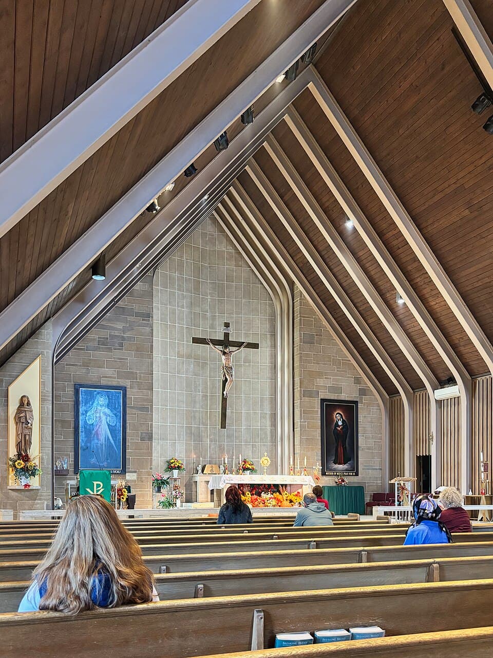 Eucharistická adorace s monstrancí v kostele svatého Kryštofa v Columbusu, Ohio
