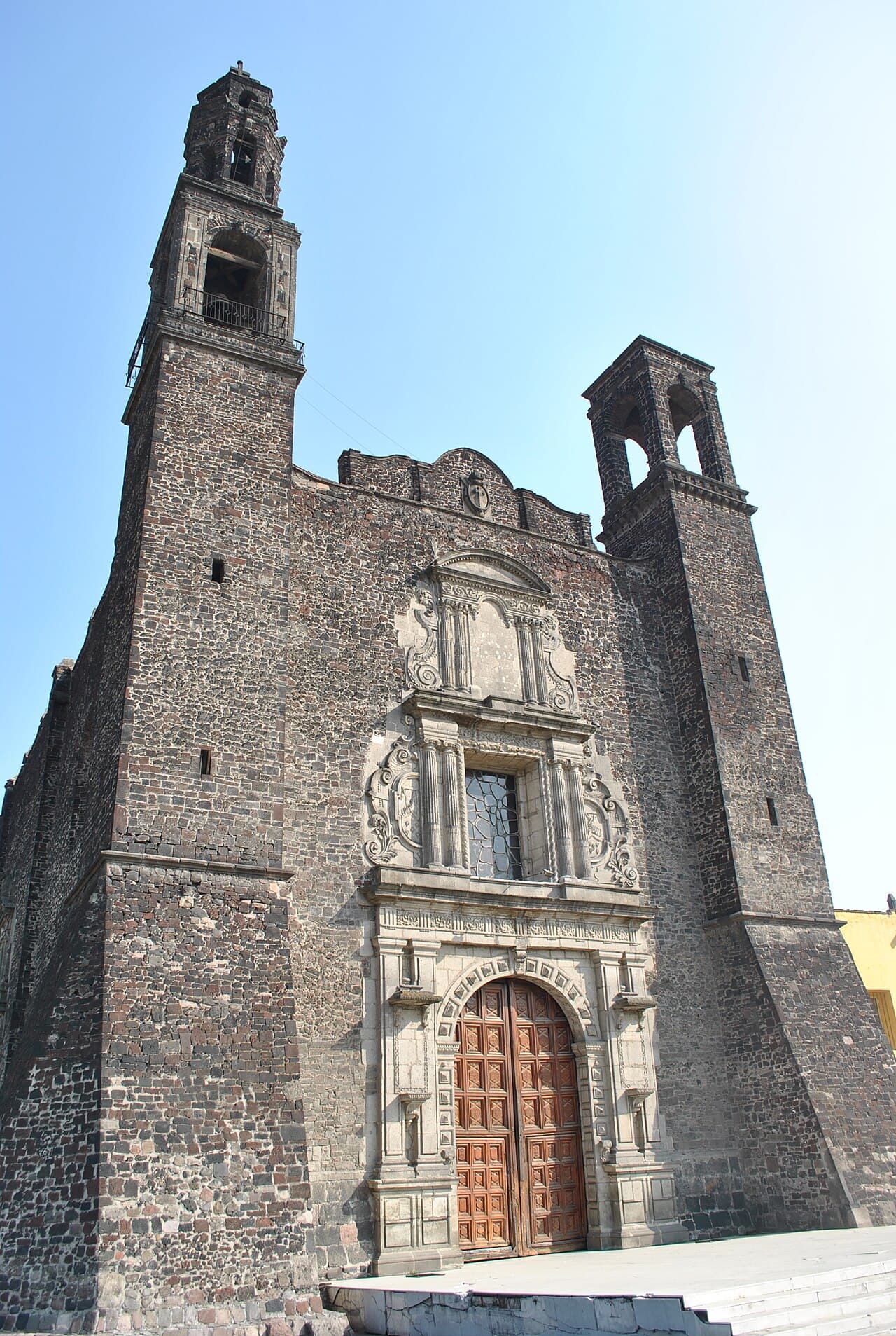 Blick auf das Colegio de Santa Cruz de Tlatelolco in Mexiko-Stadt, erstes europäisches Hochschulkolleg Amerikas, 1536 für den indigenen Adel gegründet