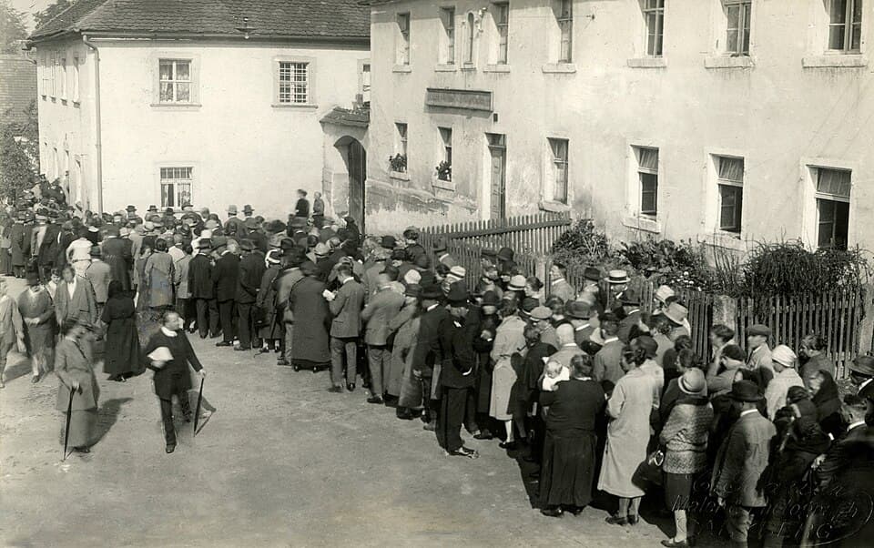 Foule de visiteurs faisant la queue devant le presbytère de Konnersreuth