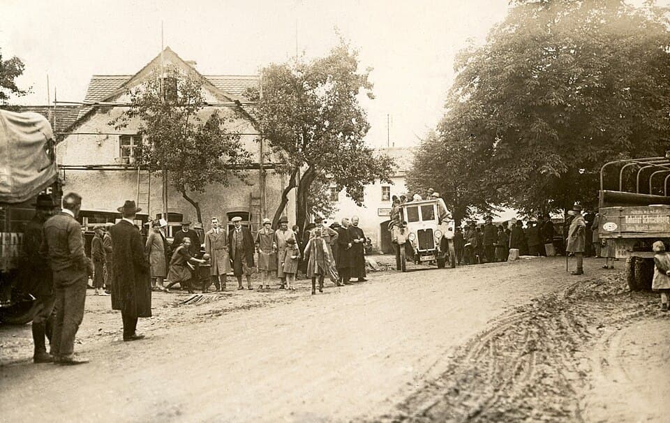 Rue de Konnersreuth en 1927, avec véhicules et visiteurs venus voir Thérèse Neumann