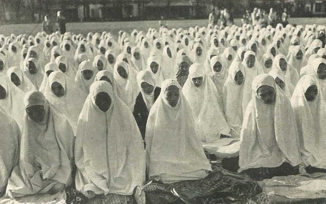 Cakarta’da bayram namazı kılan kadınlar, 1953 tarihli kitaptan fotoğraf