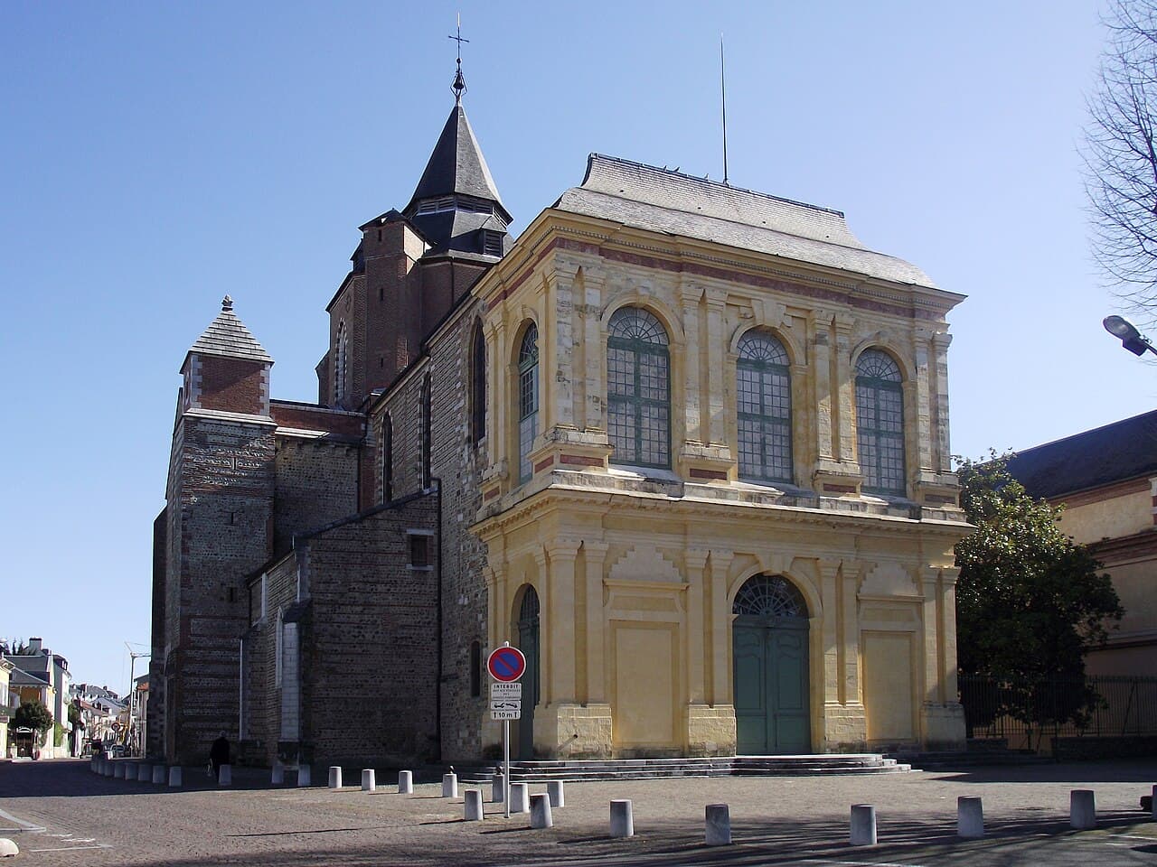 Tarbes Notre-Dame-de-la-Sède Katedrali, Tarbes ve Lourdes Piskoposluğunun merkezi
