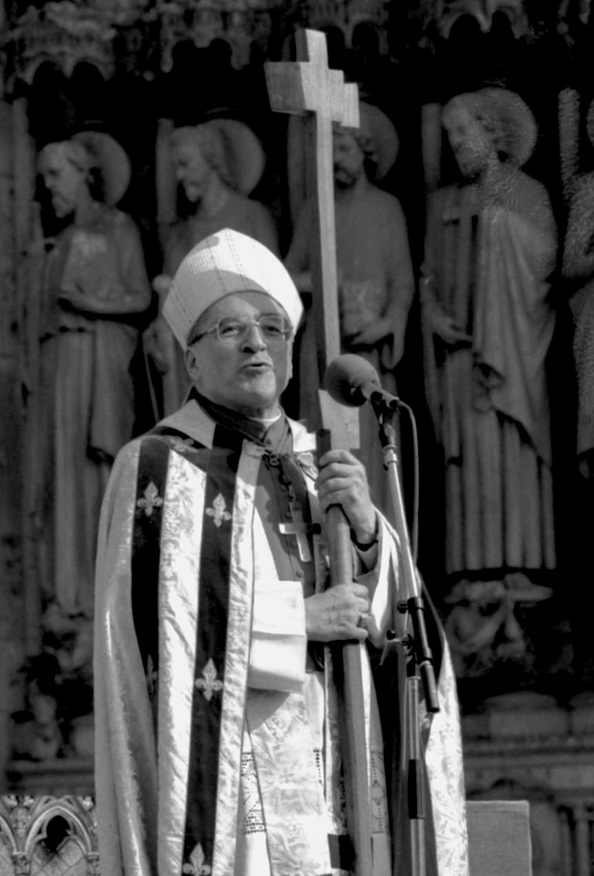 Kardinal Jean-Marie Lustiger, Notre-Dame de Paris'in avlusunda, 1988
