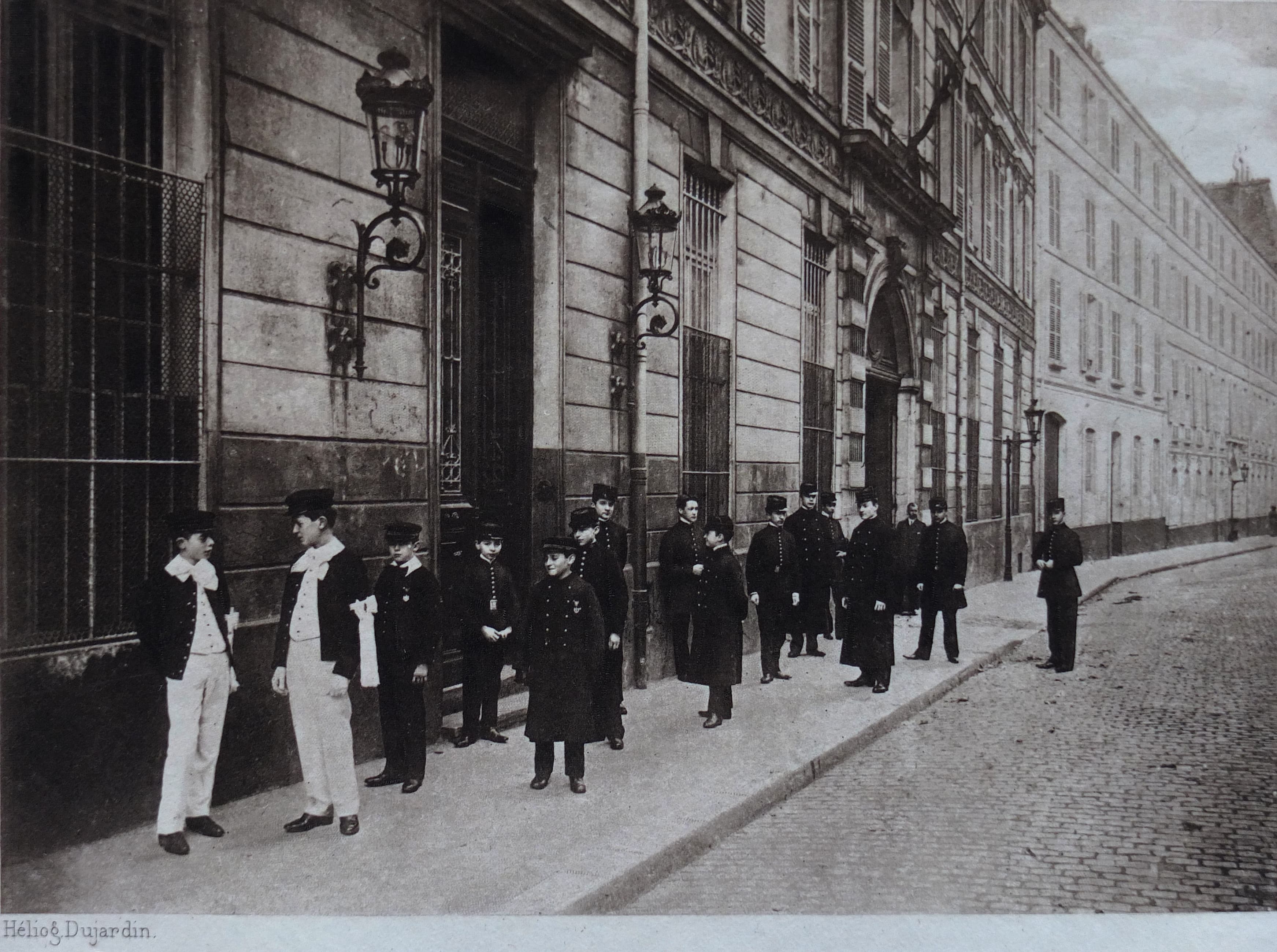 Ученики перед коллежем Станислас, улица Нотр-Дам-де-Шан, около 1890 года.
