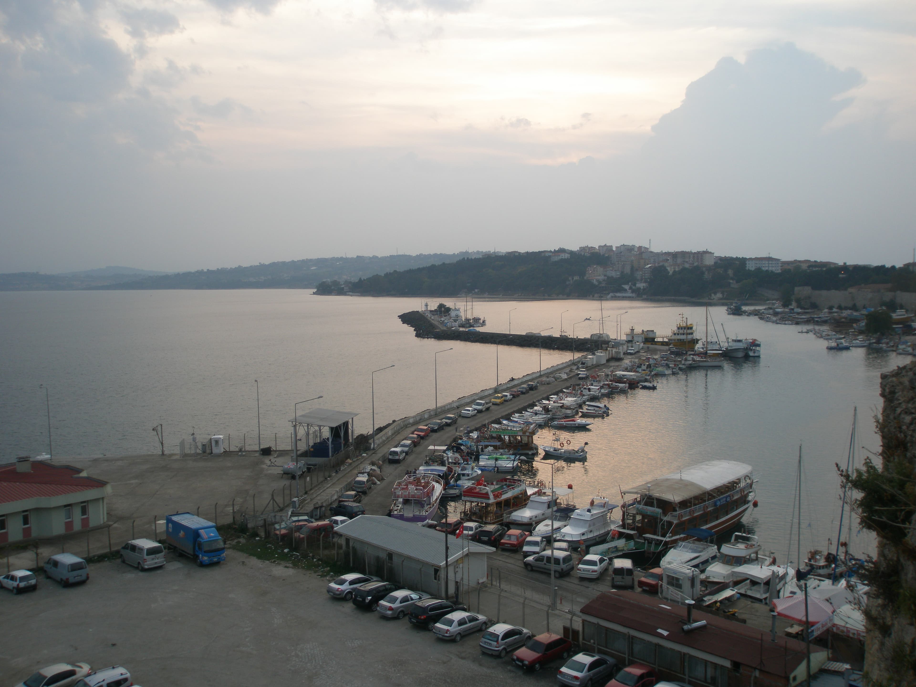Vista contemporánea del puerto de Sinope y de sus barcos