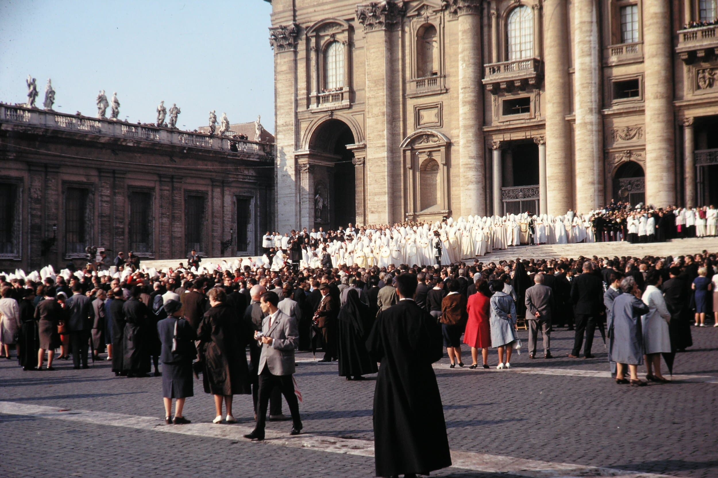Procession des Pères conciliaires à l'ouverture du concile Vatican II