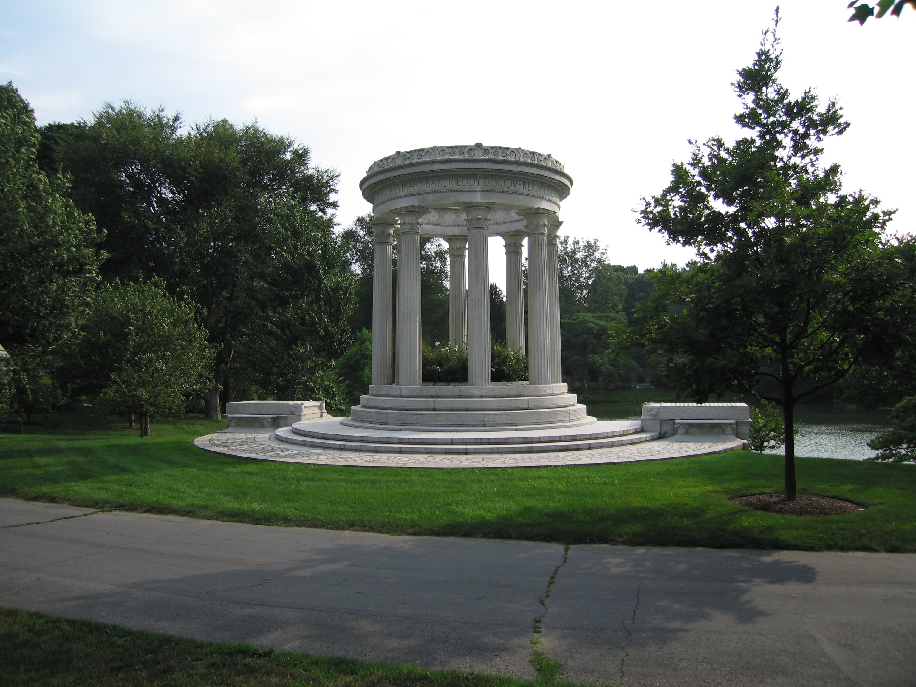 Mount Auburn Mezarlığı'nda Mary Baker Eddy'nin anıt mezarı