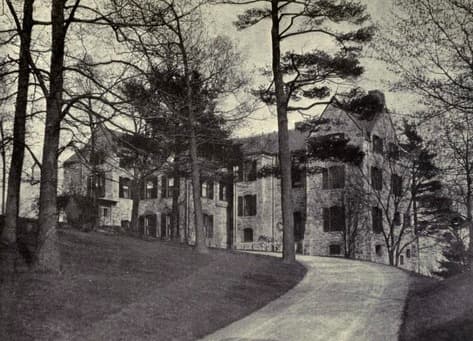 1908'de fotoğraflanan Bayan Eddy'nin Chestnut Hill'deki evi