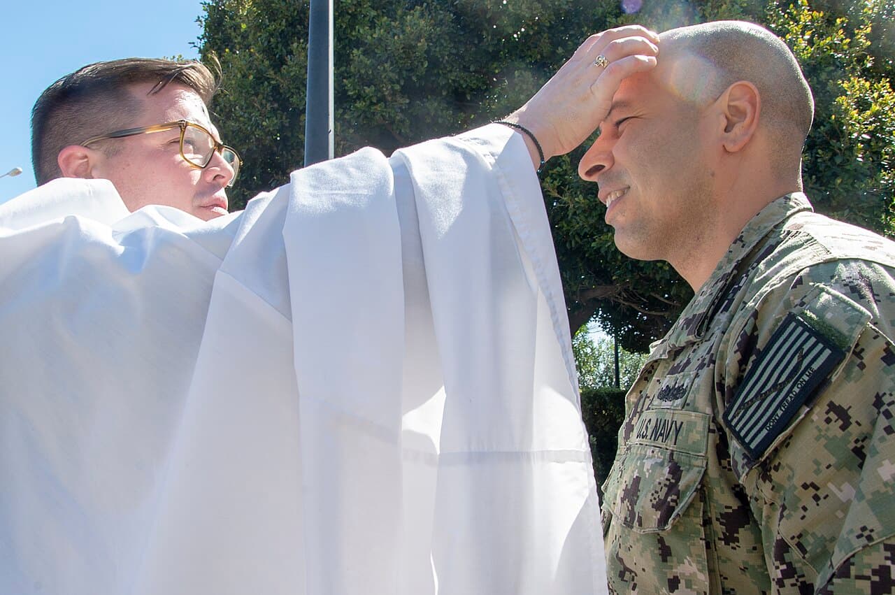 Imposition d’une croix de cendres sur le front, baie de Souda, 6 mars 2019.