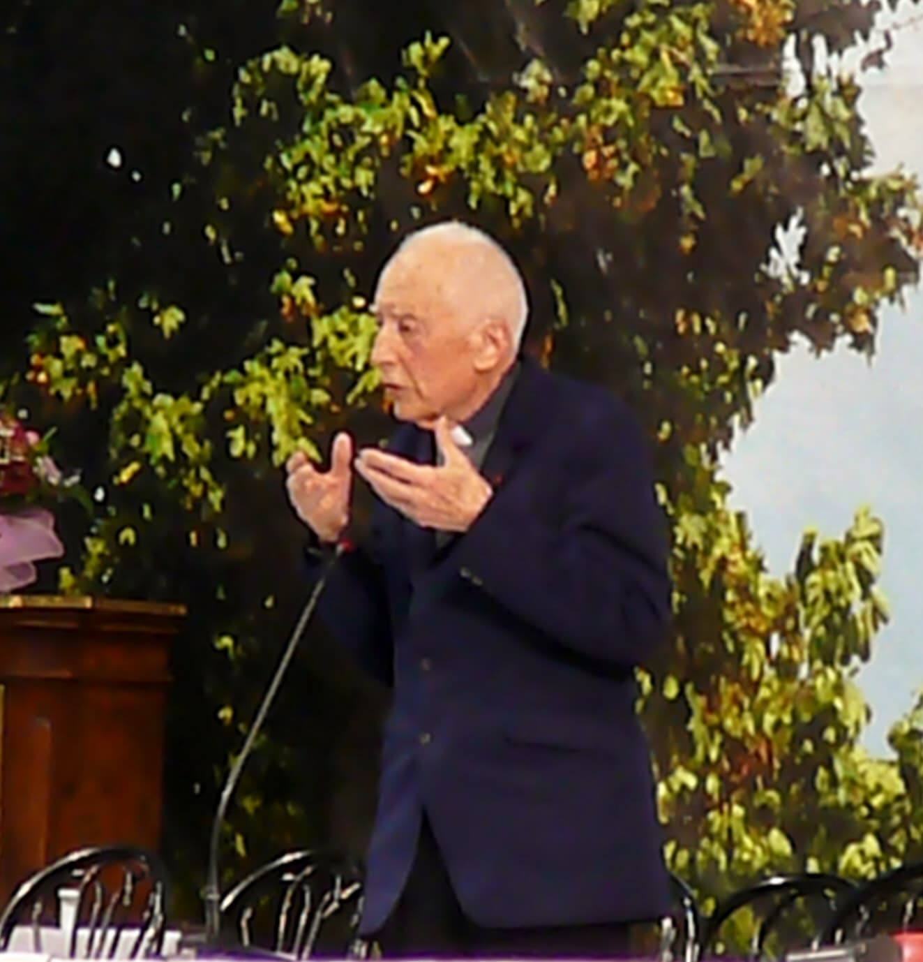 Le mariologue et historien René Laurentin lors d'une conférence en 2011