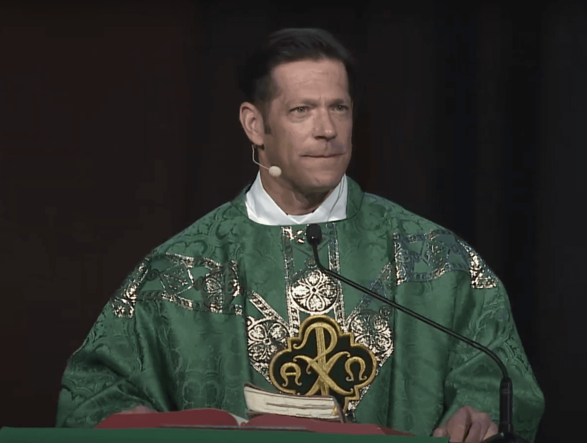 Le P. Mike Schmitz lors d'une conférence Steubenville en 2022